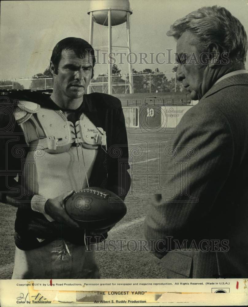 1974 Press Photo Actor Burt Reynolds & Man in Film "The Longest Yard" - Historic Images