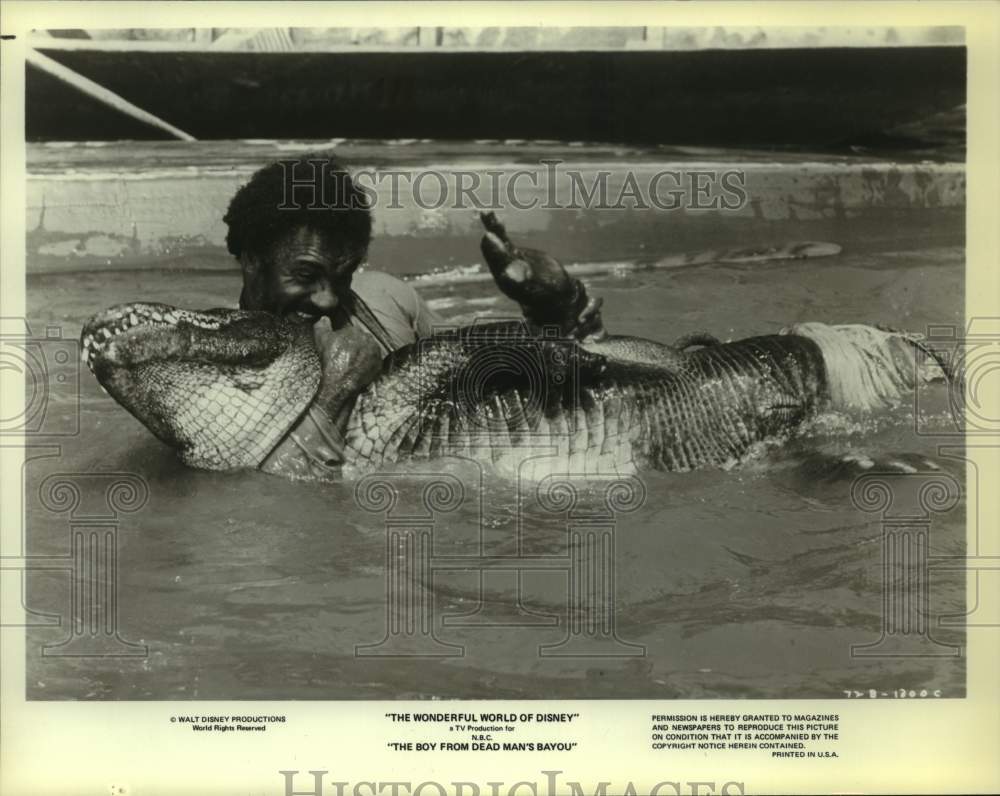 Press Photo Man Wrestles Alligator in Pool in &quot;The Boy From Dead Man&#39;s Bayou&quot; - Historic Images