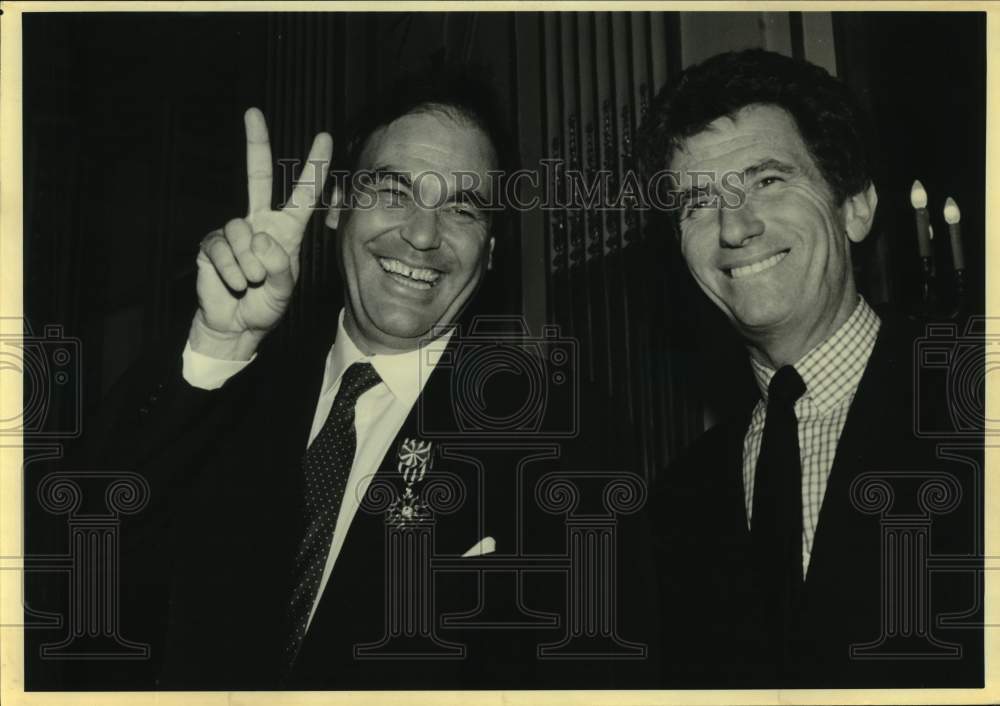 1992 Press Photo Filmmaker Oliver Stone & French Official Jack Lang in Paris - Historic Images