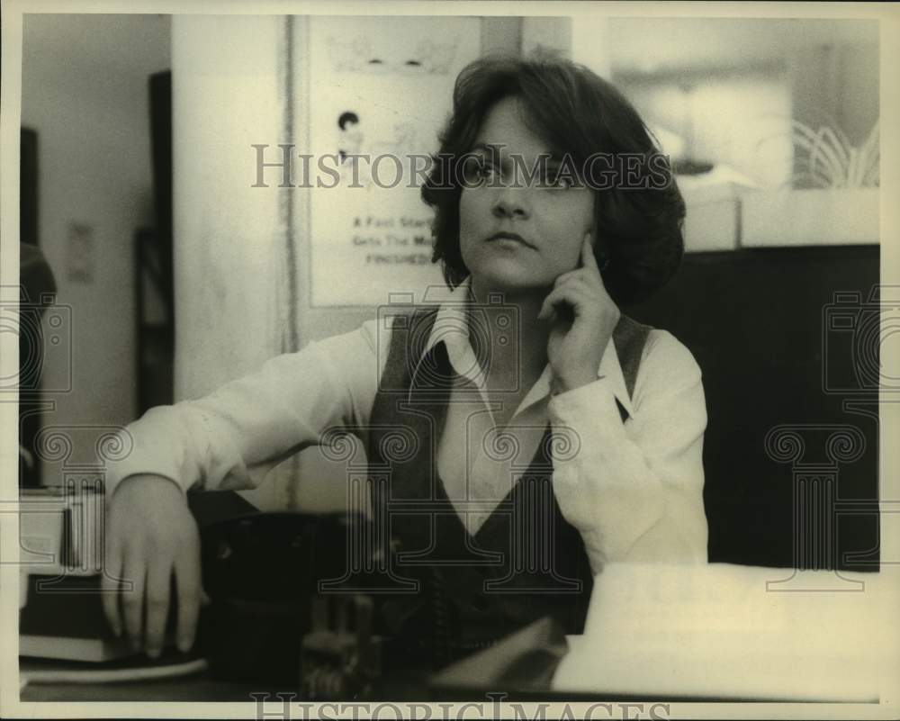 Press Photo Actress Pamela Reed in CBS TV Series "The Andros Targets" - Historic Images