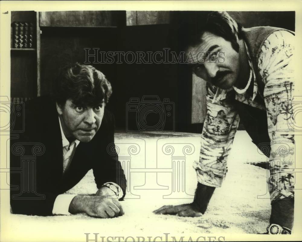 Press Photo Actor Burt Reynolds &amp; Man Perform Scene - Historic Images