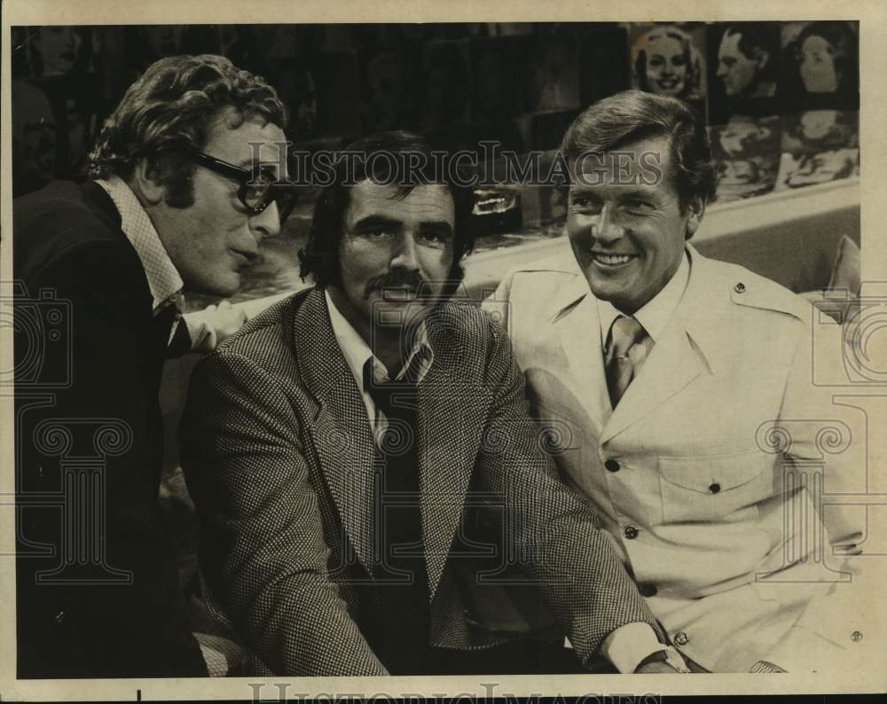 Press Photo Actor Burt Reynolds &amp; Two Men Talk - Historic Images