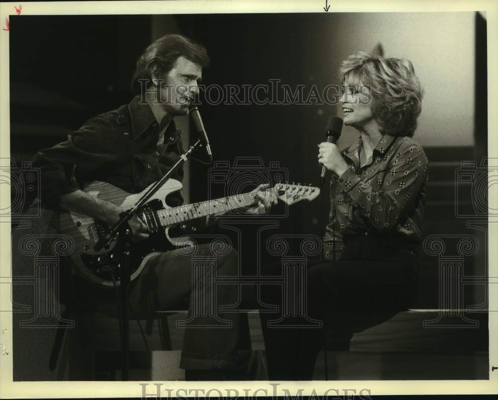 1981 Press Photo Musicians Jerry Reed &amp; Barbara Mandrell Perform on NBC TV Show - Historic Images