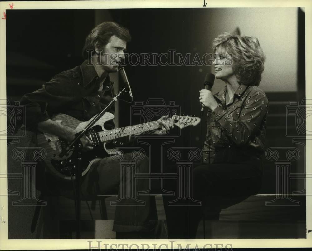 1981 Press Photo Musicians Jerry Reed & Barbara Mandrell Perform on NBC TV Show - Historic Images