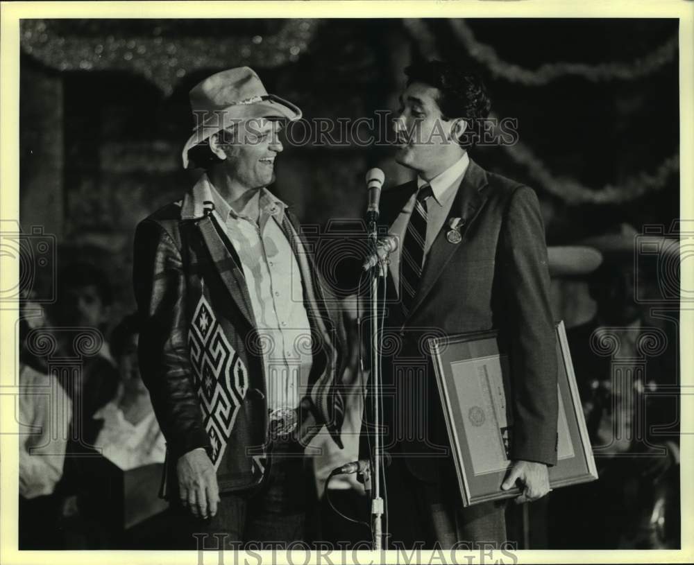 1985 Press Photo San Antonio Mayor Henry Cisneros &amp; Musician Jerry Reed - Historic Images