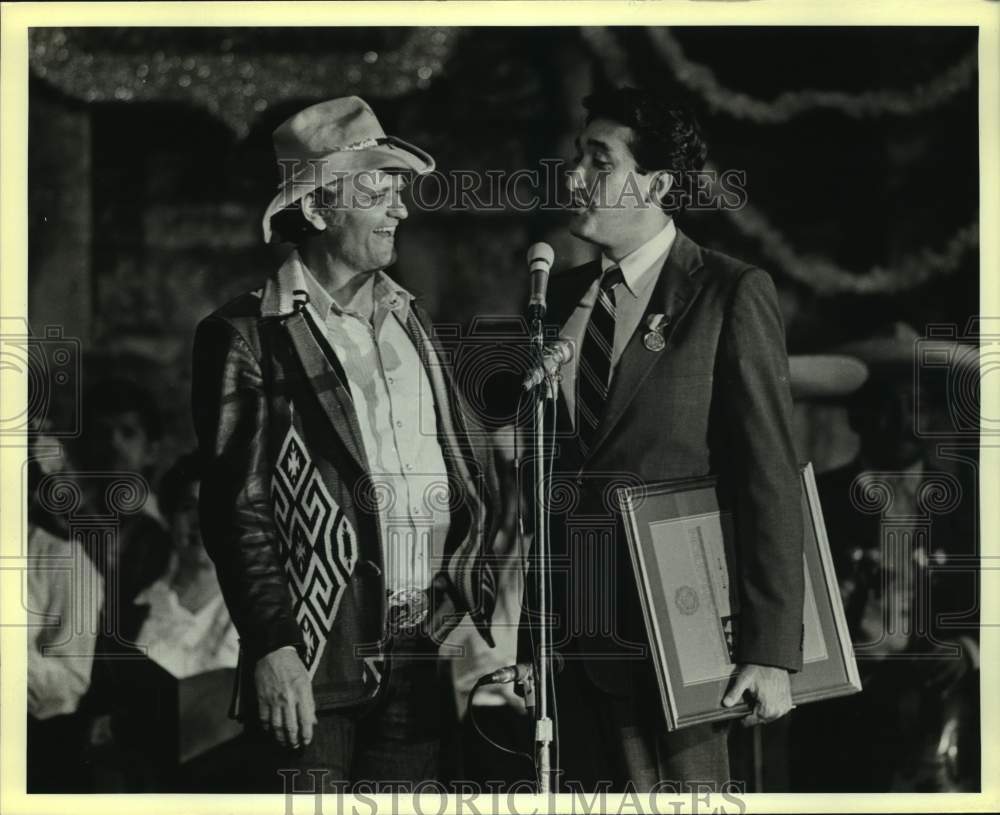 1985 Press Photo San Antonio Mayor Henry Cisneros & Musician Jerry Reed - Historic Images
