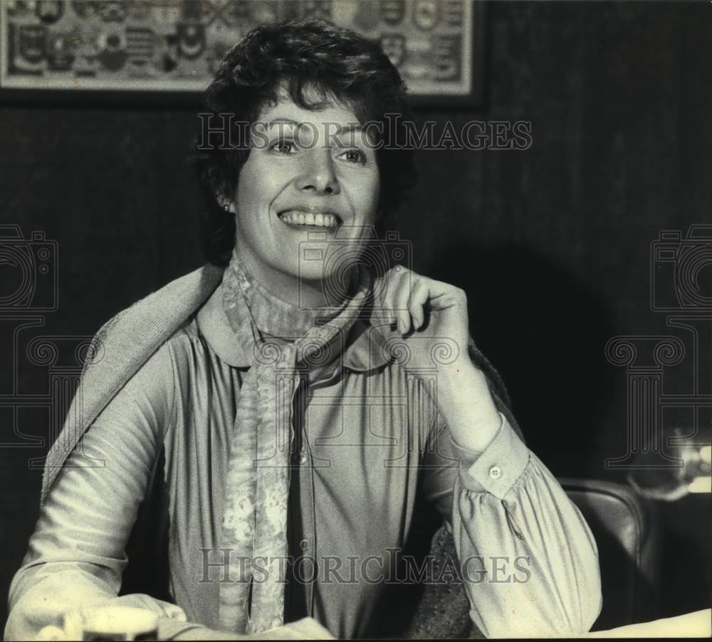 1980 Press Photo Actress Lynn Redgrave Sits at Desk - Historic Images