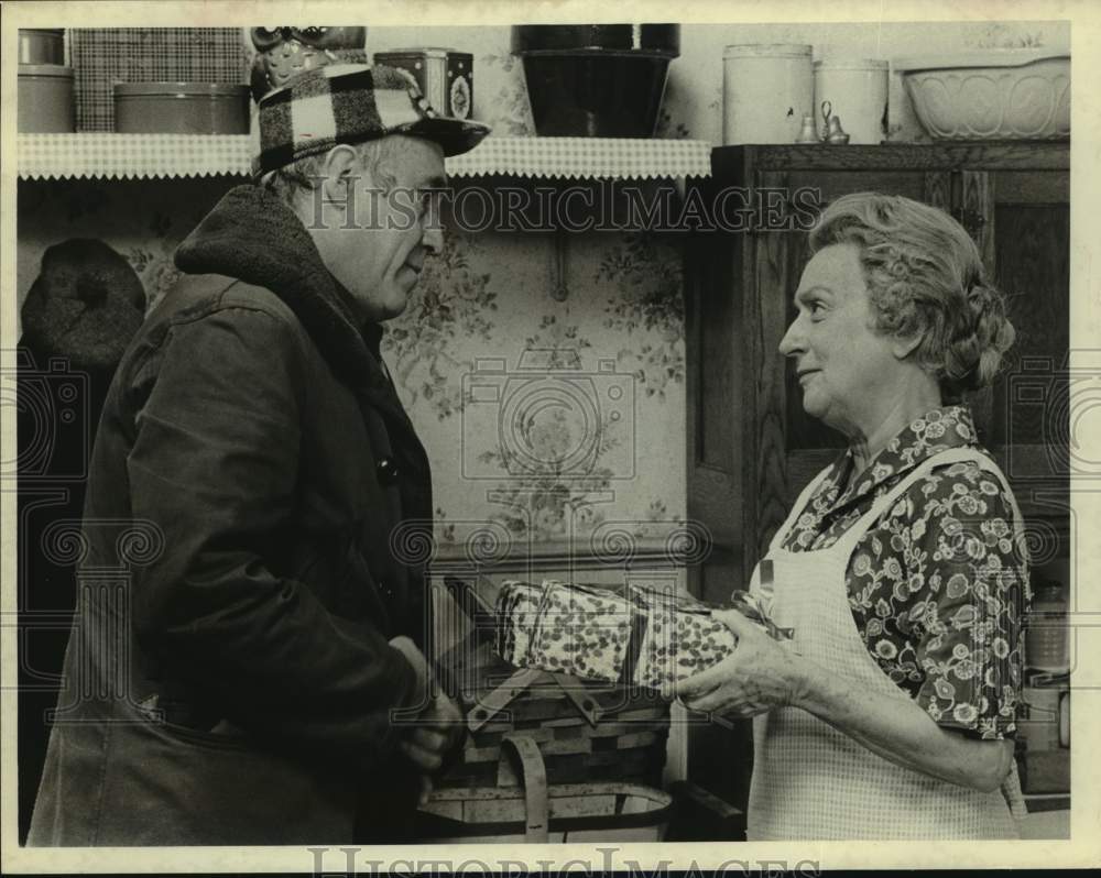 Press Photo Actor Jason Robards Performs Scene With Woman in Kitchen - Historic Images