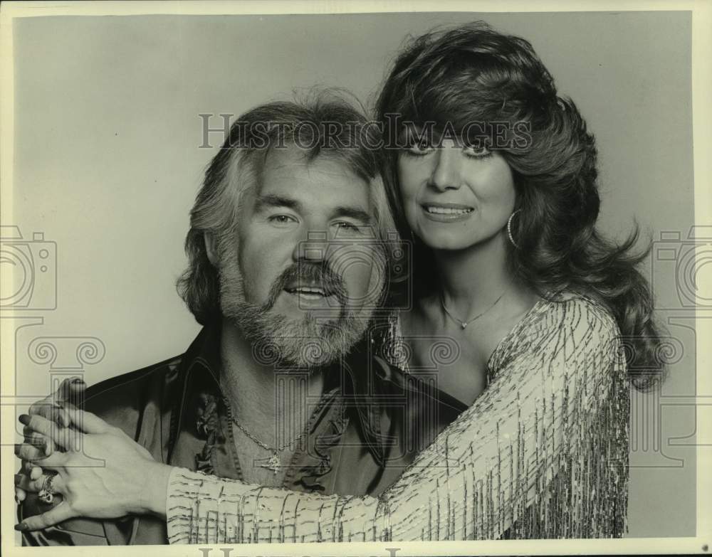 Press Photo Singer Kenny Rogers Poses With Woman in Spangled Top - Historic Images