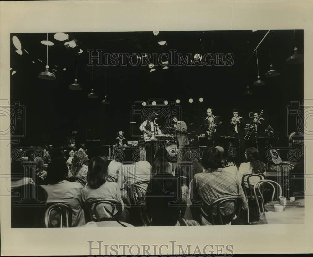 1976 Press Photo Musicians Johnny Rodriguez &amp; Waylon Jennings Perform in Chicago - Historic Images