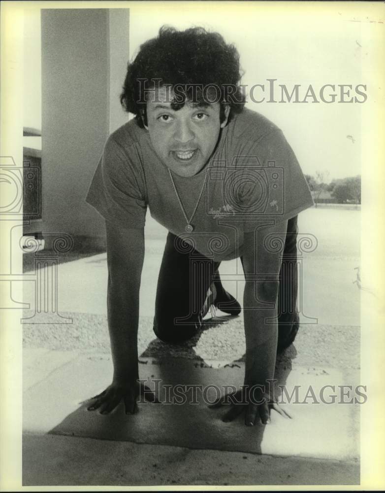 1986 Press Photo Comedian Paul Rodriguez Puts Hands in Cement - Historic Images