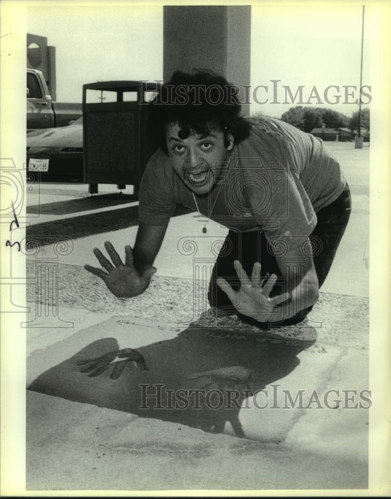 1986 Press Photo Comedian Paul Rodriguez Makes Handprints in Cement - Historic Images