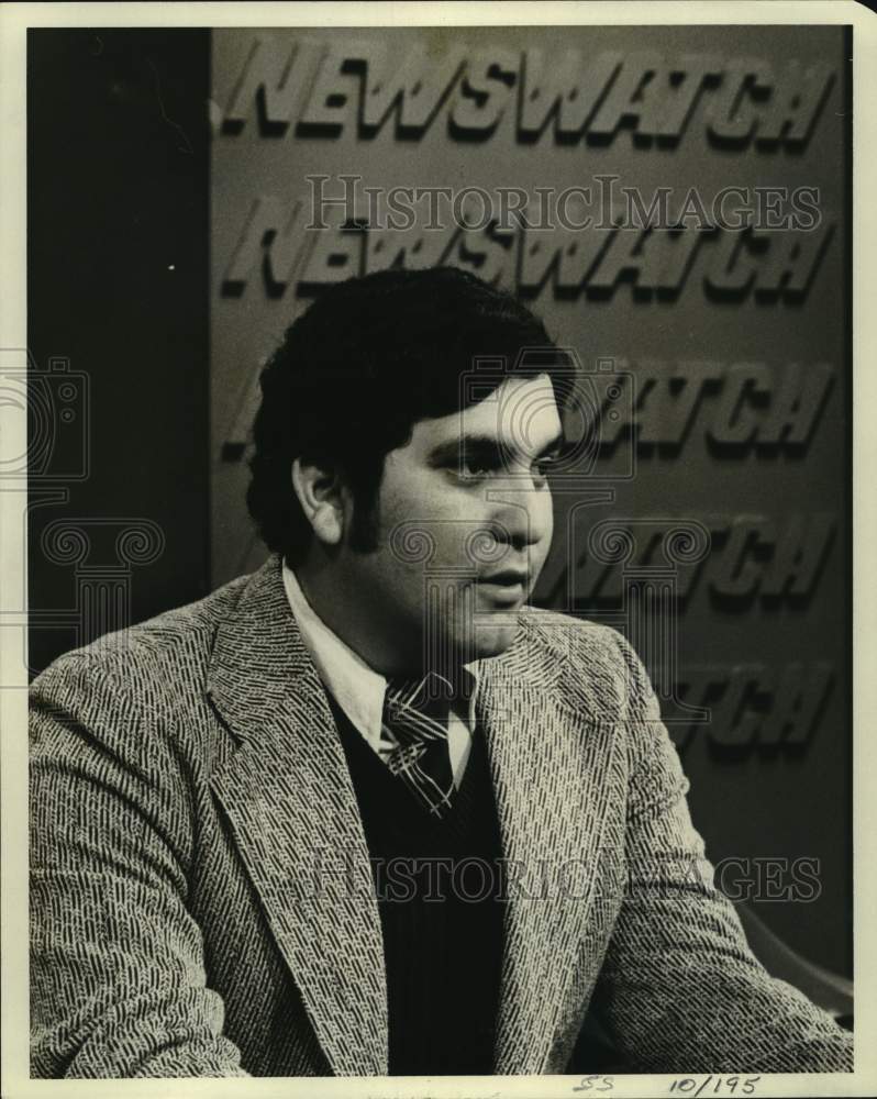 1975 Press Photo News Anchor Rick Rodriguez - Historic Images