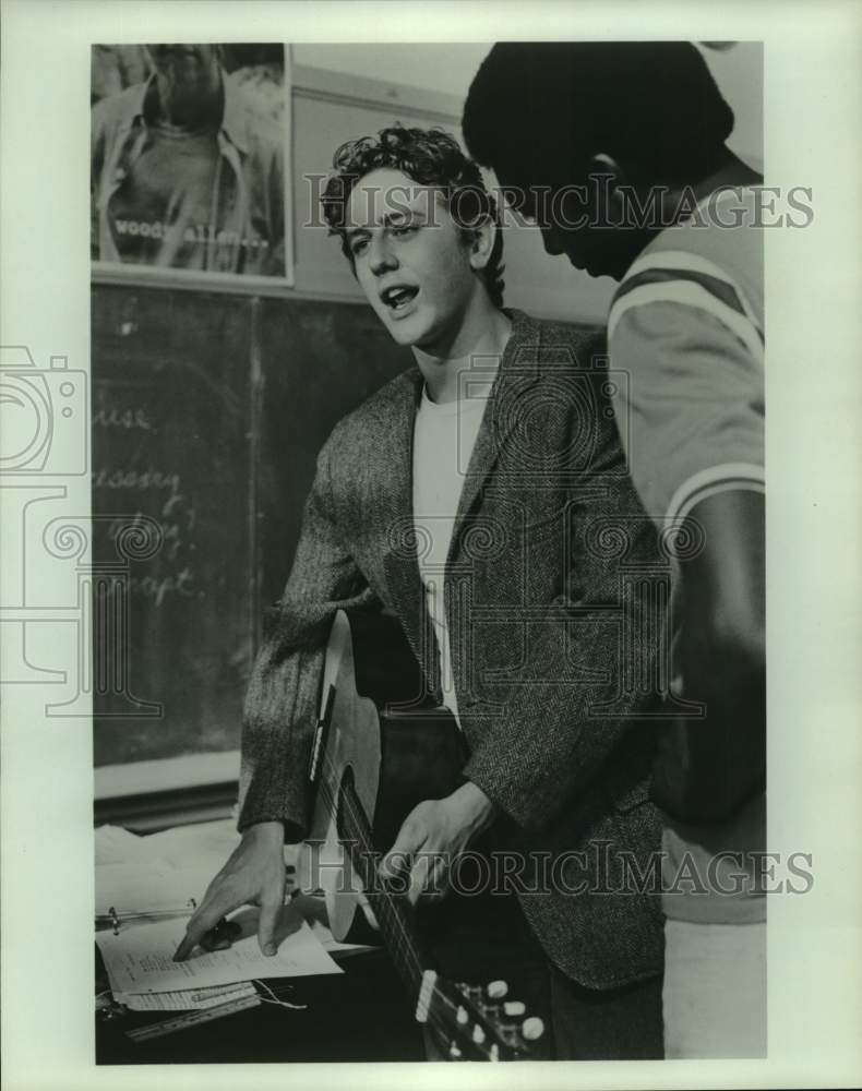 Press Photo Actor Judge Reinhold With Man & Guitar in Classroom - Historic Images