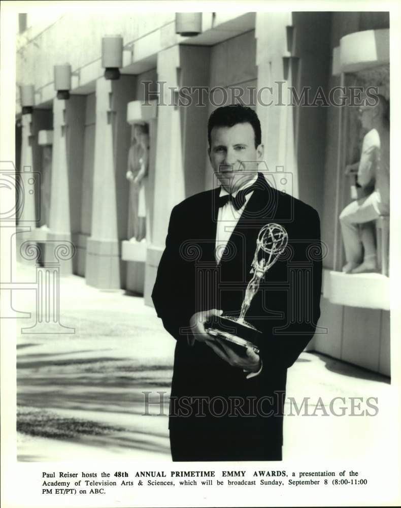1996 Press Photo Actor Paul Reiser in Tuxedo Holds Emmy Award - Historic Images