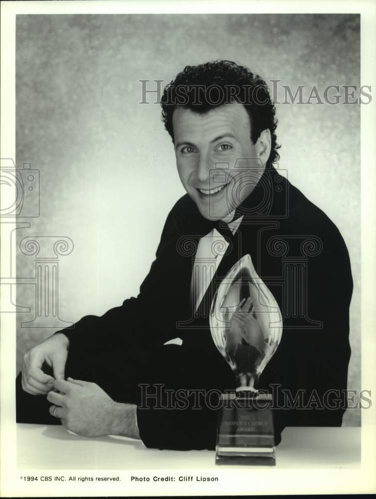 1994 Press Photo Actor Paul Reiser Poses With People's Choice Award - Historic Images