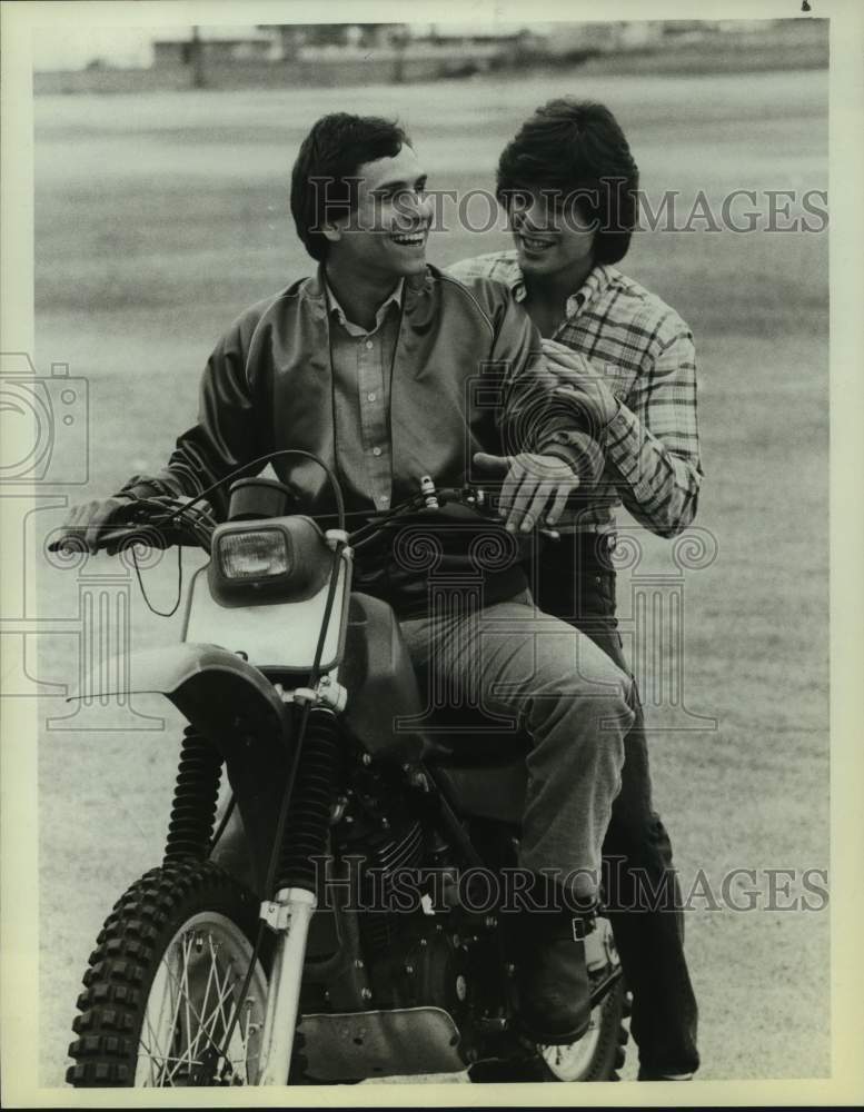 1982 Press Photo Actors Paul Regina &amp; Peter Barton in The Powers of Matthew Star - Historic Images