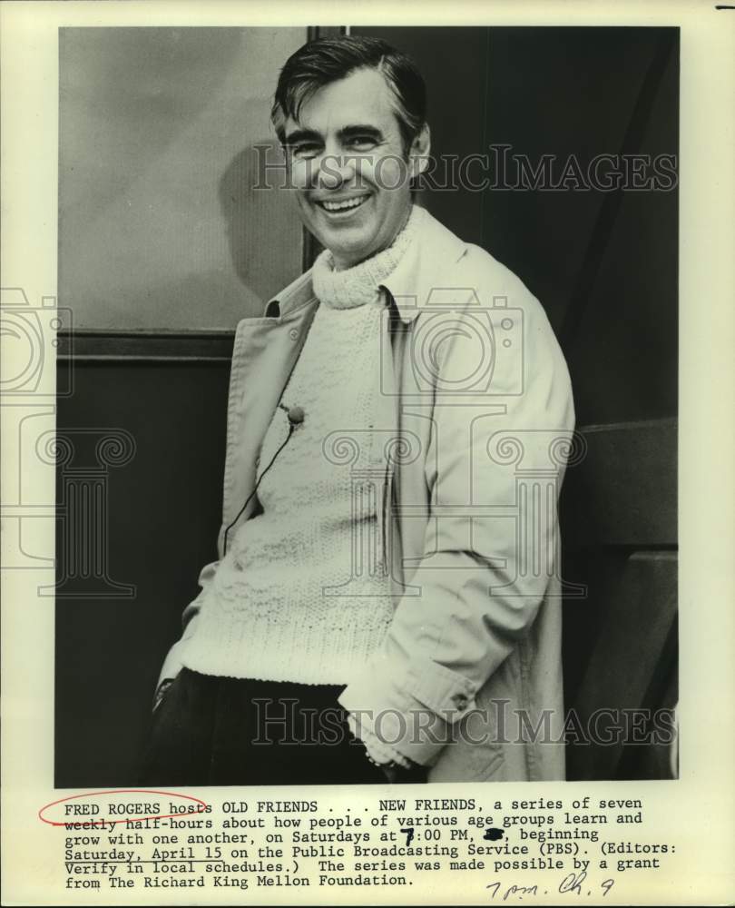 Press Photo Fred Rogers hosts Old Friends, New Friends, on PBS. - Historic Images