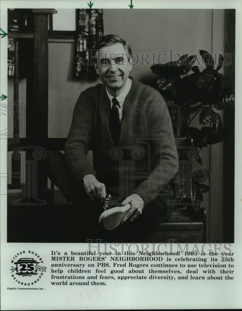 1993 Press Photo Fred Rogers on Mister Rogers' Neighborhood, on PBS. - Historic Images