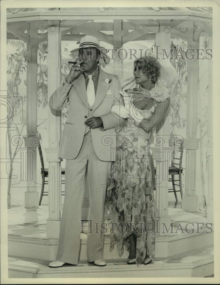 Press Photo Actor Carl Reiner Smokes Cigar with Woman in Gazebo - Historic Images
