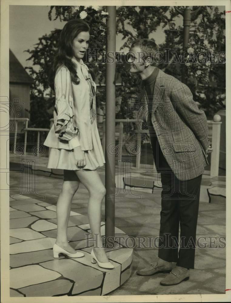 Press Photo Musician Jerry Reed & Woman on Stage Set in "Harper Valley Live" - Historic Images