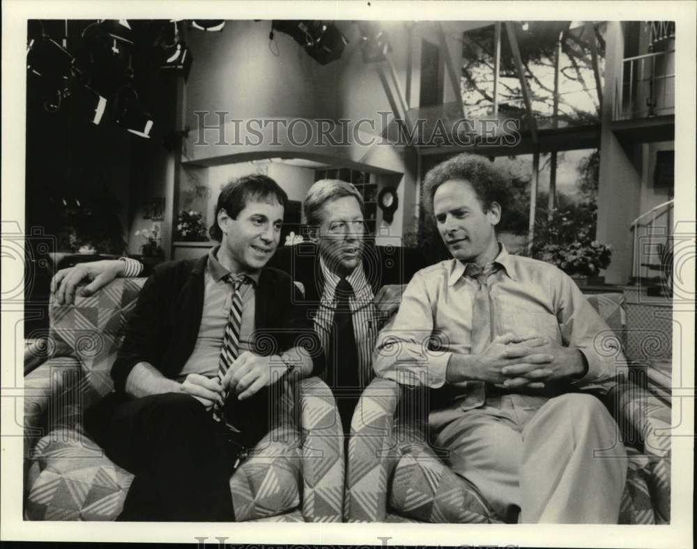 Press Photo TV Host Interviews Musicians Paul Simon &amp; Art Garfunkel - Historic Images