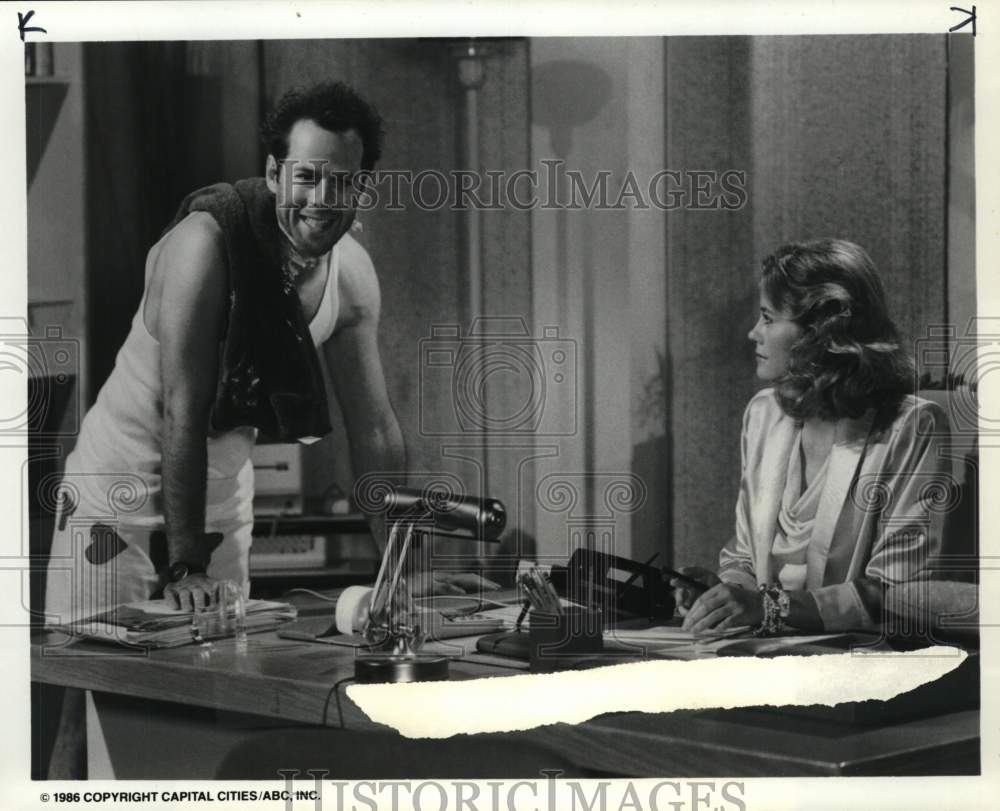 1986 Press Photo Bruce Willis and Cybill Shepherd star on Moonlighting, on ABC. - Historic Images