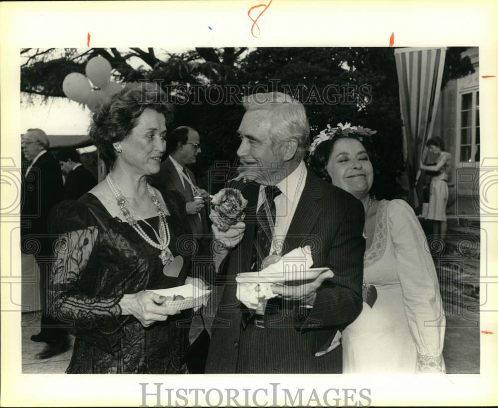 1986 Press Photo Members of the San Antonio Little Theater at Elizabethan party. - Historic Images