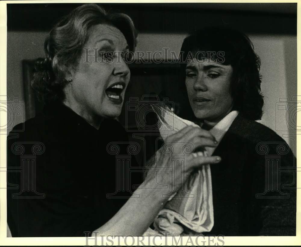 1986 A scene from San Antonio Little Theater&#39;s play, Night Mother. - Historic Images
