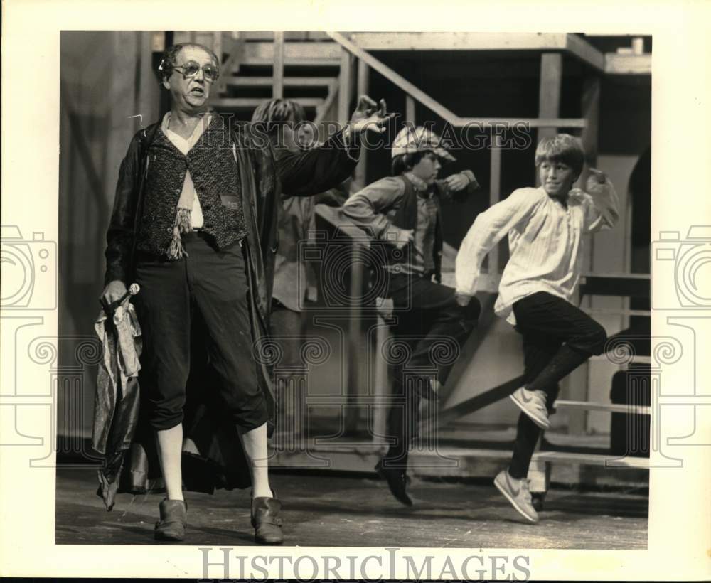 1983 Press Photo A scene from San Antonio Little Theater's play, Oliver. - Historic Images