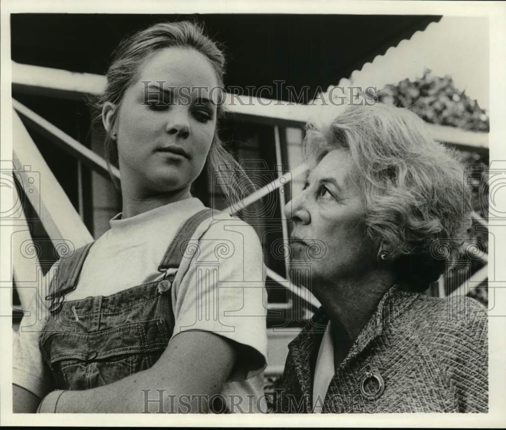 Press Photo Two actresses in a scene on a television show or movie. - Historic Images