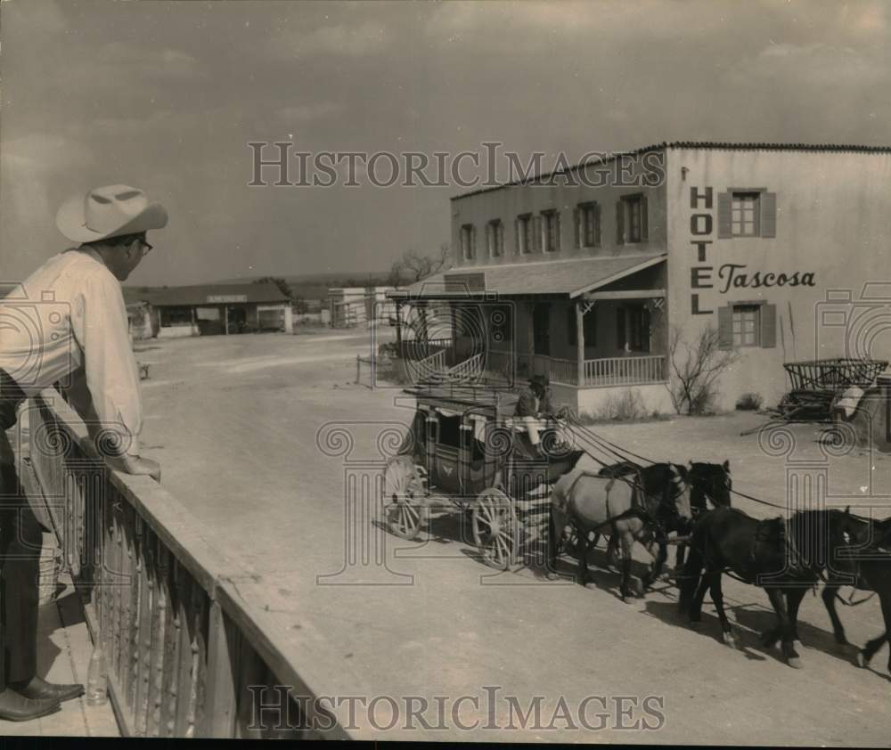 Press Photo J.T. Shahan in a scene from a movie or television show. - Historic Images