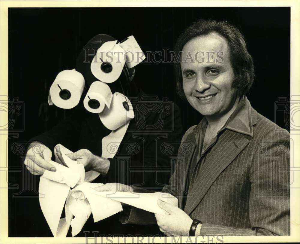 Press Photo Actors in a scene from a play. - Historic Images