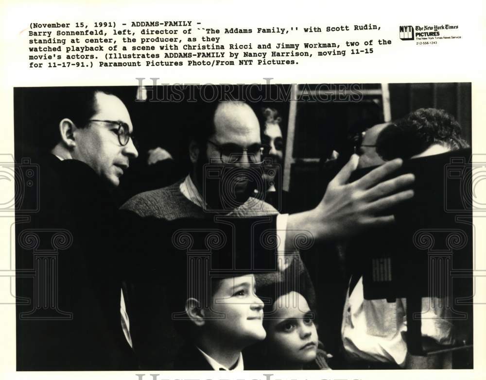 1991 Press Photo Barry Sonnenfeld watches a scene of The Addams Family. - Historic Images