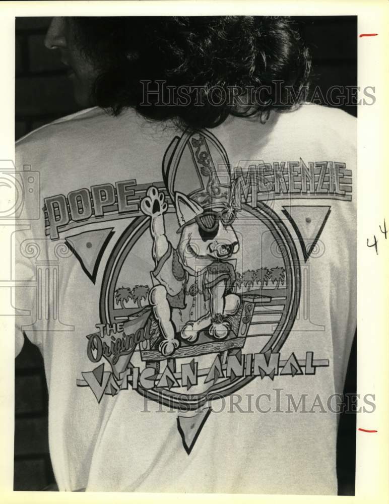 1974 Press Photo A man showing a T-shirt made for Pope John Paul's visit. - Historic Images