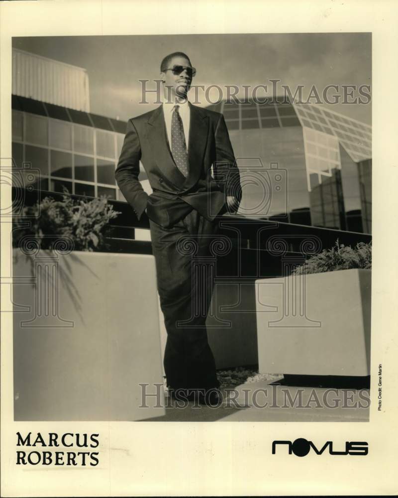 2000 Press Photo Musician Marcus Roberts Poses in Front of Mirrored Building - Historic Images