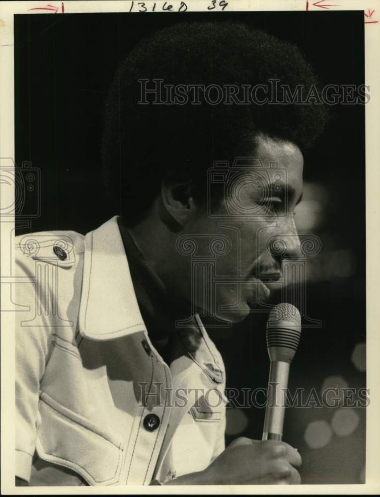 1974 Press Photo Musician Smokey Robinson Hosts Special - Historic Images