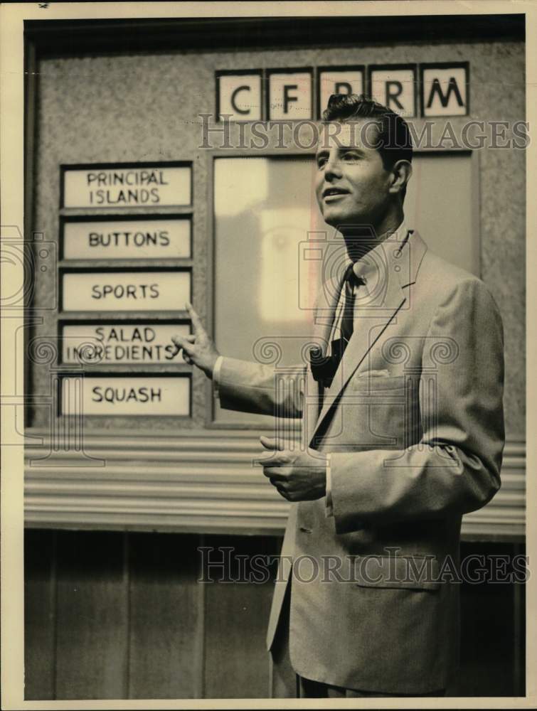 Press Photo Fred Robbins, American radio and television personality. - Historic Images