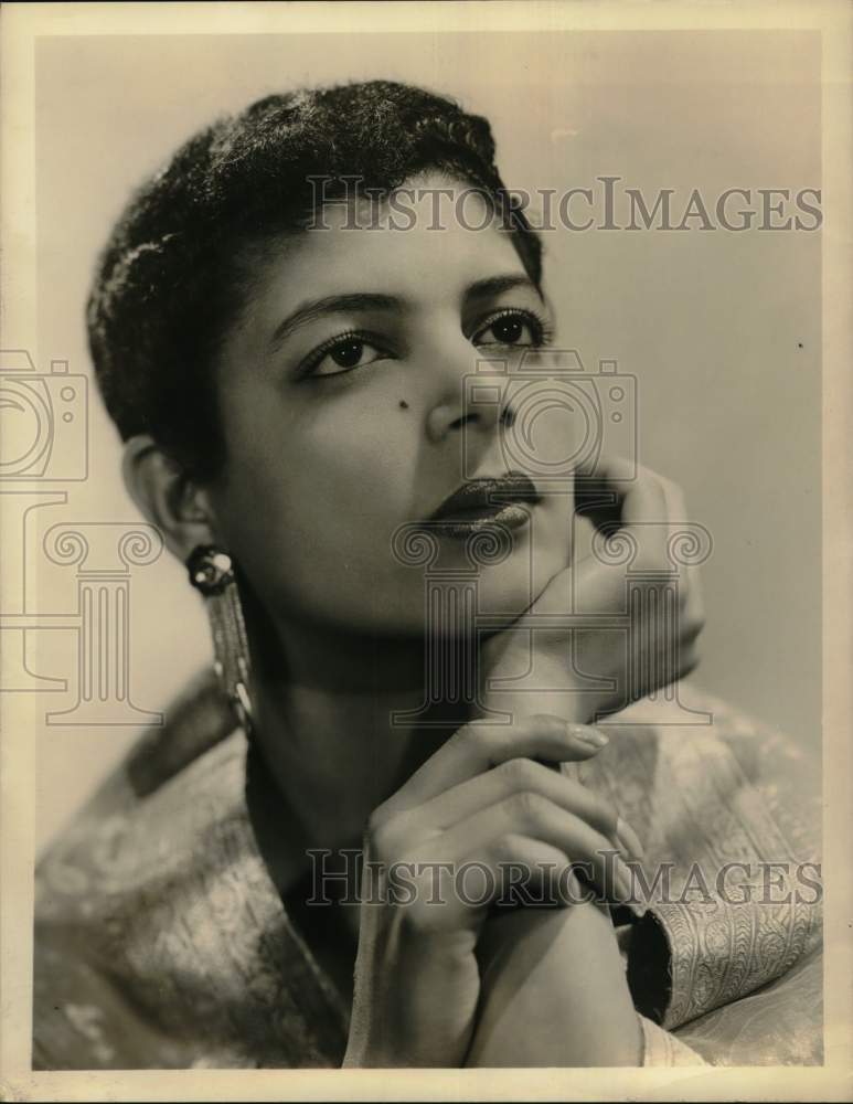 Press Photo An actress or entertainer in a publicity photograph. - Historic Images