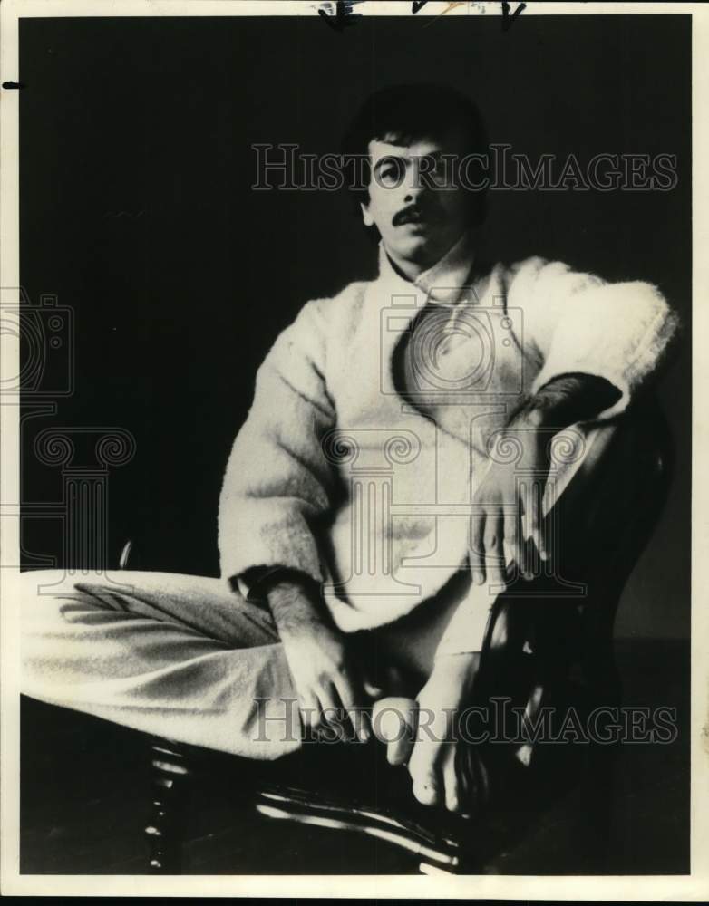 Press Photo Carlos Santana of Santana, Latin blues-rock band, poses for photo. - Historic Images