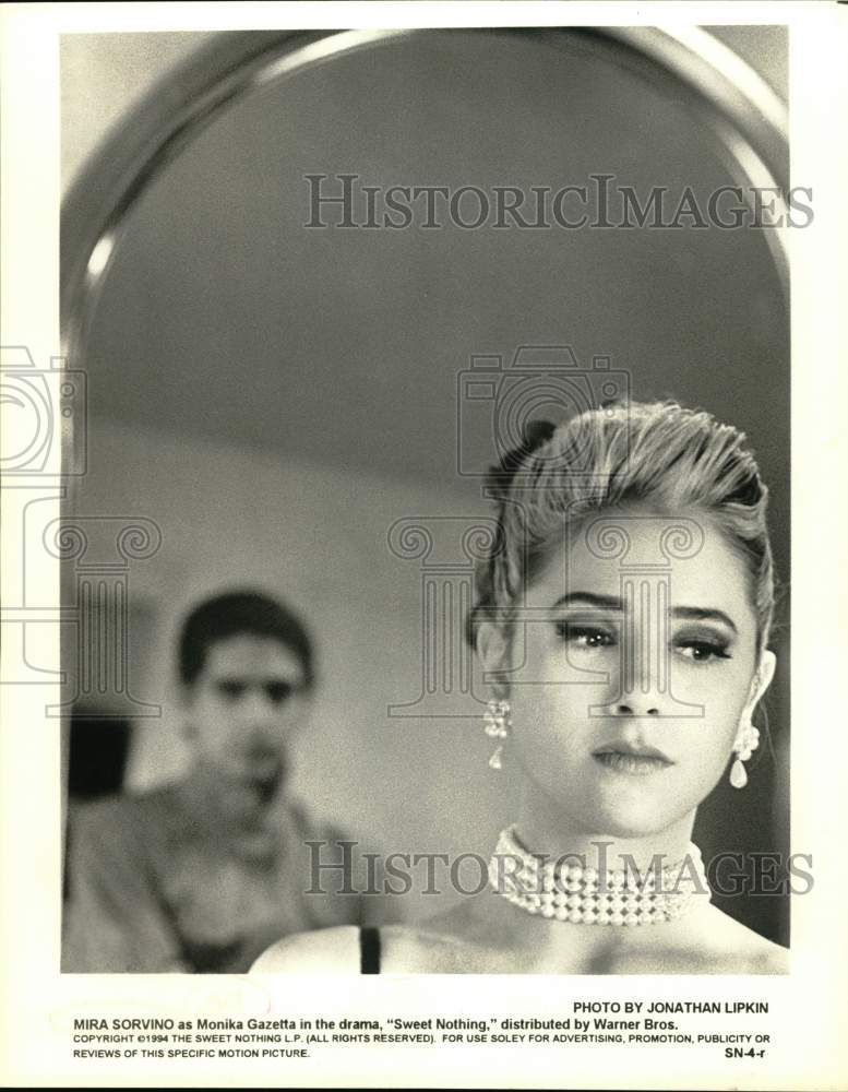 1994 Press Photo Mira Sorvino in a scene from Sweet Nothing. - Historic Images