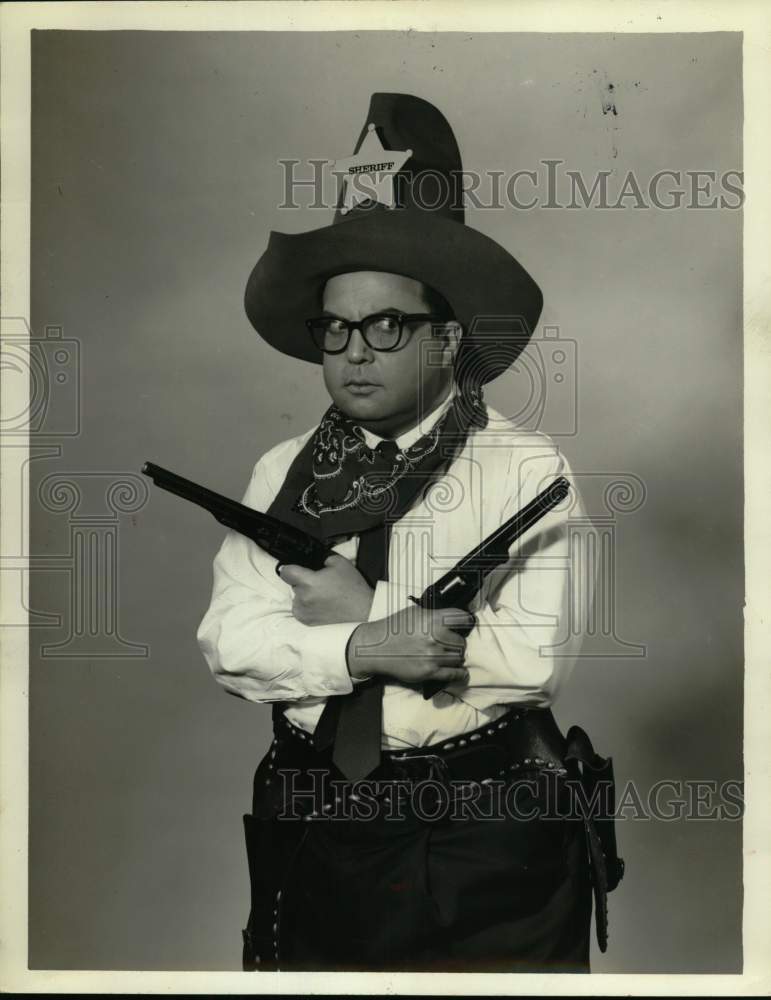 Press Photo Entertainer Allan Sherman in Parody of Gun Slinging Sheriff - Historic Images