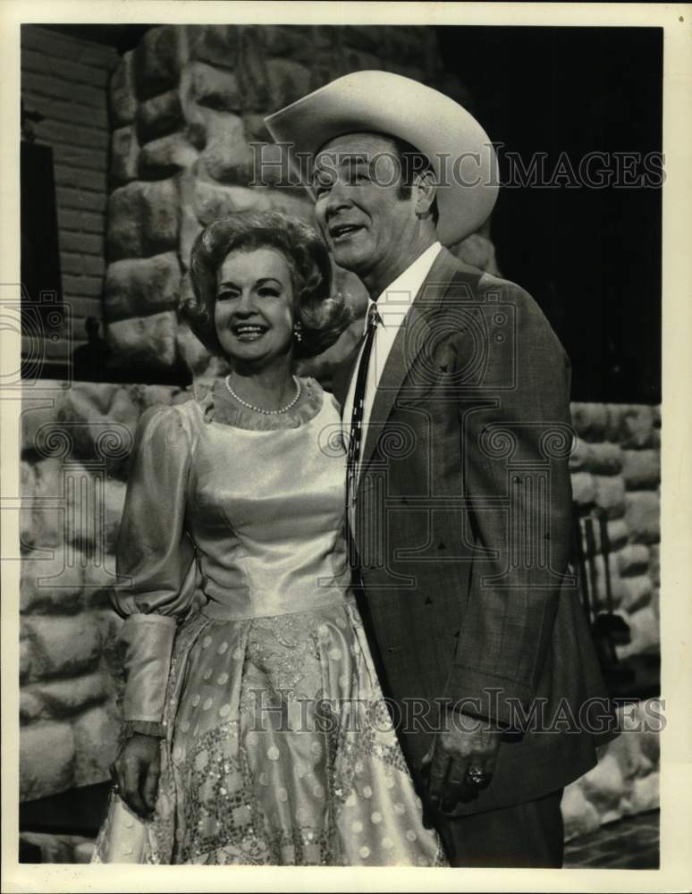 Press Photo Roy Rogers and Dale Evans, country music singing duo. - Historic Images