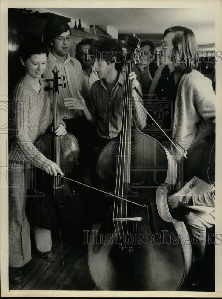 Press Photo Actor Paul Sand &amp; Cast Perform with Cello &amp; Bass - Historic Images