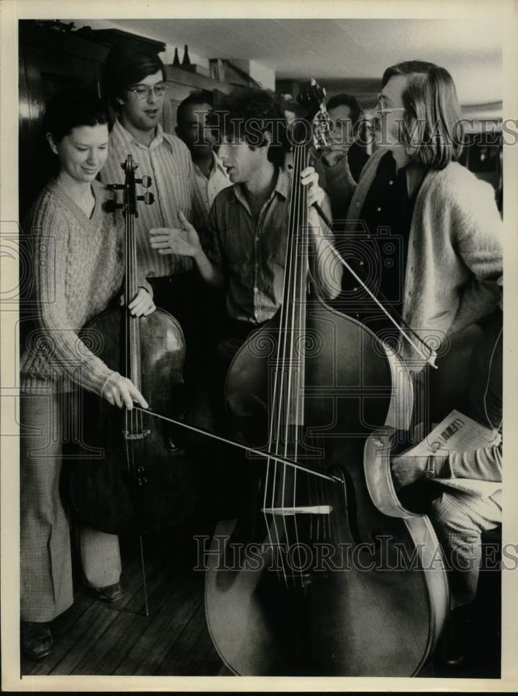 Press Photo Actor Paul Sand & Cast Perform with Cello & Bass - Historic Images