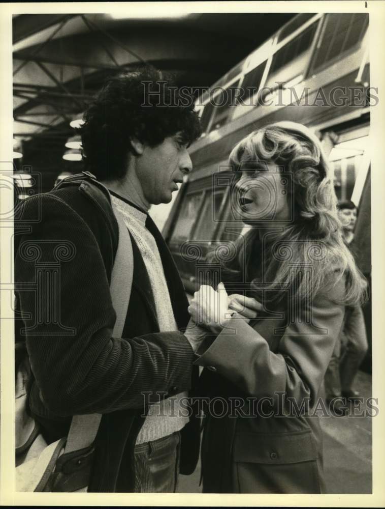 Press Photo Actor Paul Sand Talks with Woman at Subway Station - Historic Images