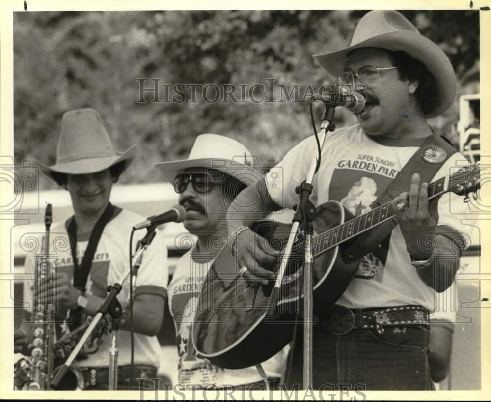 1983 Press Photo Musicians Robert Pulido y Los Clasicos Perform at Sunken Garden - Historic Images