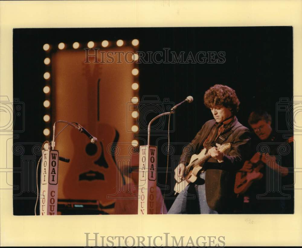 Press Photo A band performs at WOAI Country Music festival in San Antonio. - Historic Images