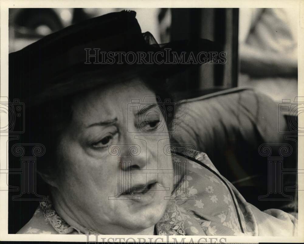 1973 Press Photo Elsa Lanchester in a scene on Mannix, on CBS Television. - Historic Images