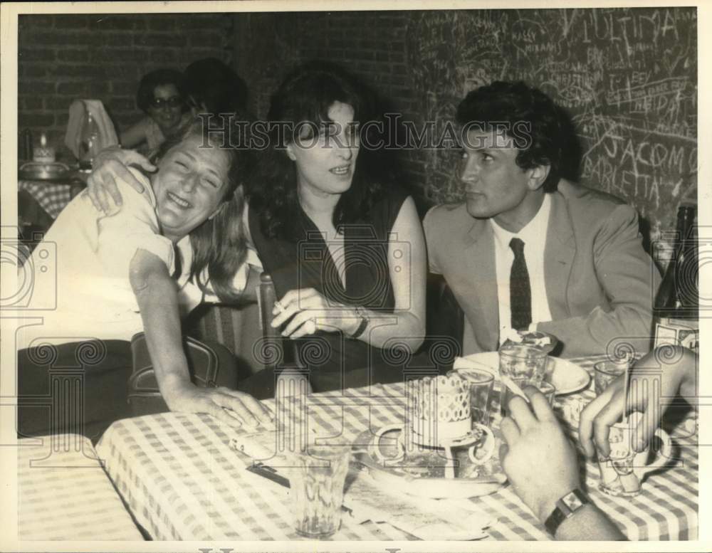Press Photo Anna Magnani & Diana Vare Olmstead at Da Meo Patacca in Rome, Italy. - Historic Images